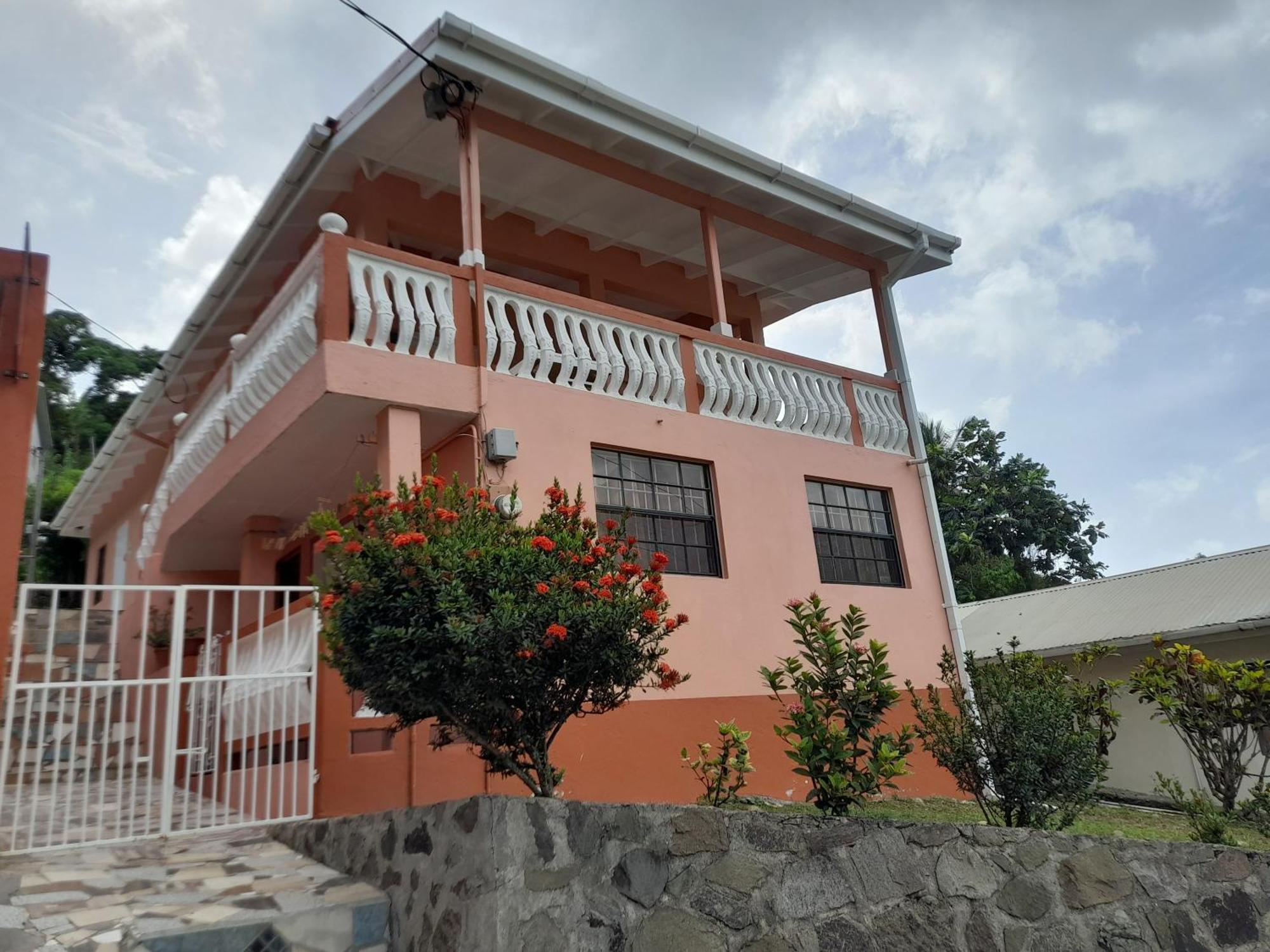 Angie'S Cove, Modern Get-Away Overlooking カストリーズ エクステリア 写真