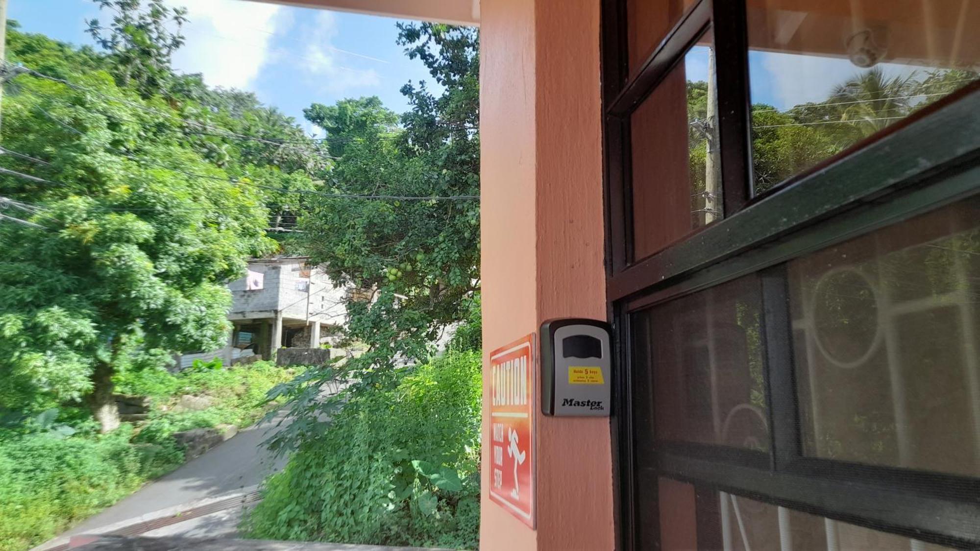 Angie'S Cove, Modern Get-Away Overlooking カストリーズ エクステリア 写真